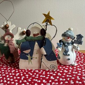 Snowman Decor Bundle includes 3 items